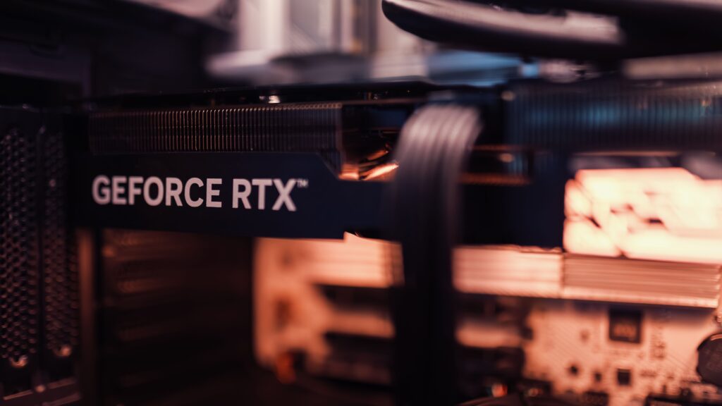 Tarjeta gráfica RTX 5060 Ti instalada en una torre de PC