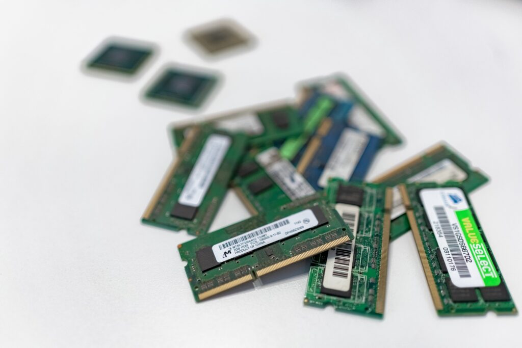 Componentes de un PC de sobremesa listos para montar